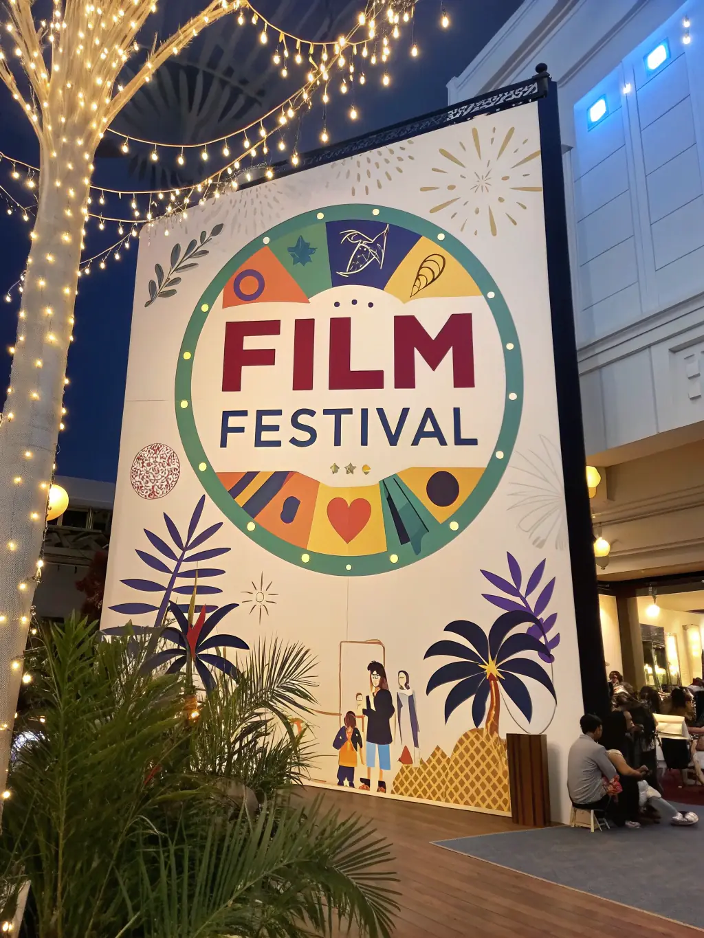 A promotional poster for an upcoming film festival organized by REGARD INDÉPENDANT, highlighting the featured films and events.